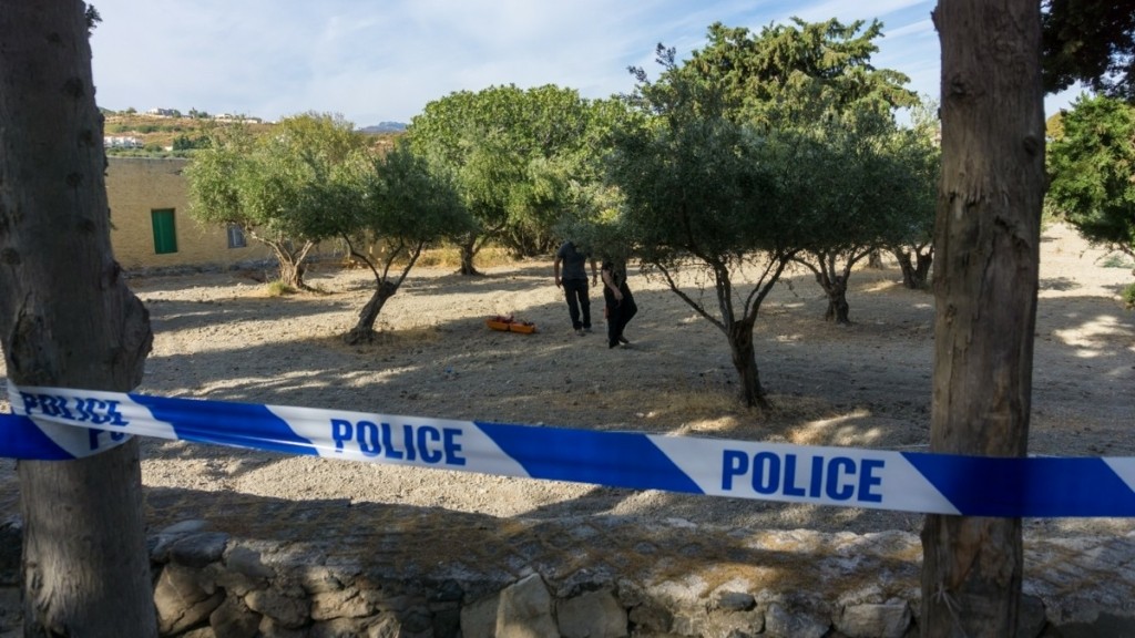 Θρίλερ έξω από την Κόρινθο – Εντοπίστηκε νεκρός άνδρας σε χωράφι