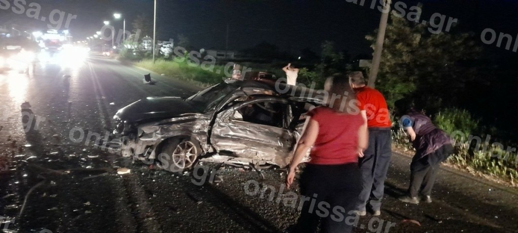 Σοβαρό τροχαίο στη Λάρισα: Τρία οχήματα έγιναν άμορφη μάζα σιδερικών – 4 τραυματίες