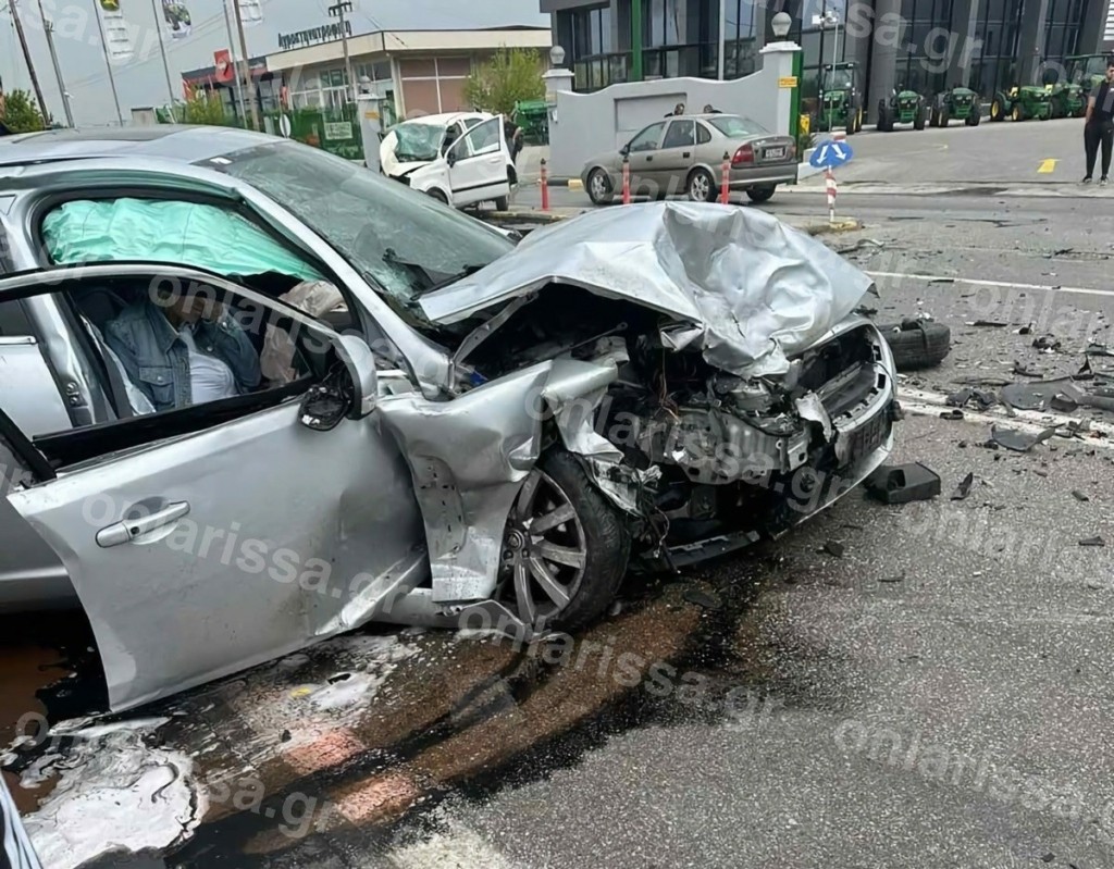 Καραμπόλα τριών οχημάτων στην Λάρισα – Δυο γυναίκες στο νοσοκομείο