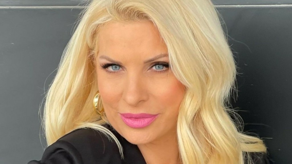 Η selfie της Ελένης Μενεγάκη χωρίς ίχνος μακιγιάζ στο μπαλκόνι του σπιτιού της