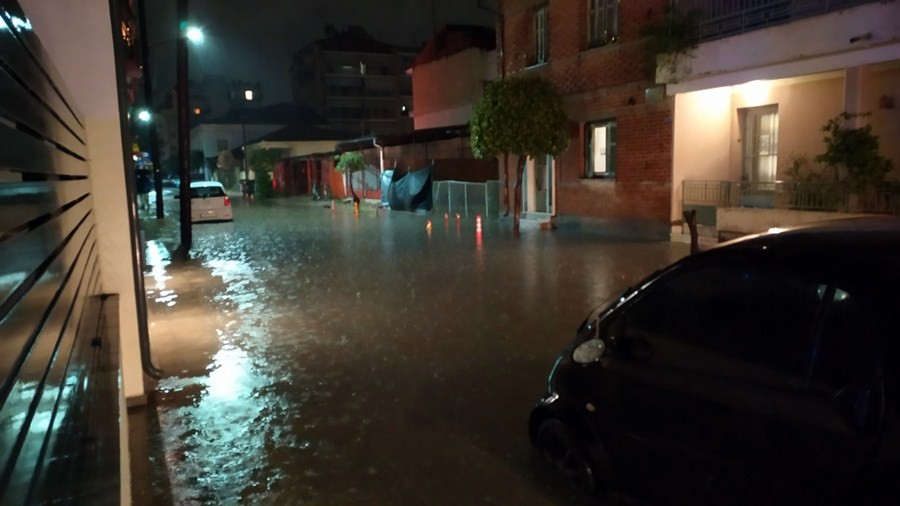 Σε εξέλιξη η κακοκαιρία: Πλημμύρισαν δρόμοι σε Καρδίτσα, Πήλιο – Που χιόνισε