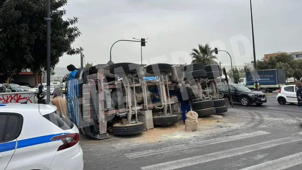 Χαϊδάρι: Ανατροπή νταλίκας και κίνηση στη Λεωφόρο Αθηνών