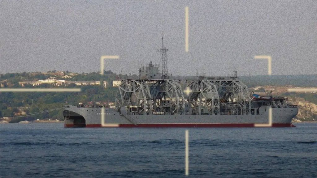 Η Ουκρανία λέει πως έπληξε το ρωσικό πλοίο “Kommuna” στην Κριμαία