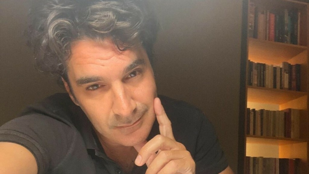 Δείτε πώς ήταν ο Χριστόφορος Παπακαλιάτης σε ηλικία 28 ετών – Η φωτογραφία που δημοσίευσε