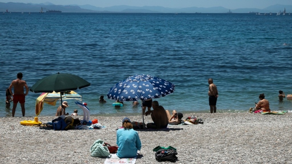 Πρόβα… καλοκαιριού στην Αττική: Η ζέστη έστειλε τον κόσμο στις παραλίες