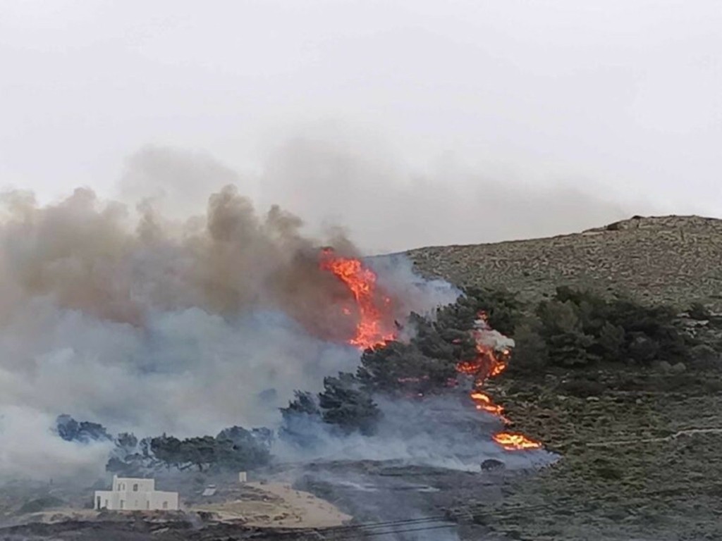 Φωτιά σε χορτολιβαδική έκταση στην Πάρο – Μήνυμα από το 112