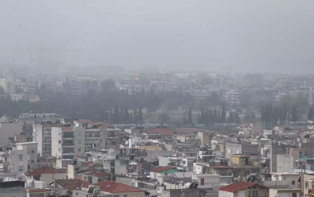 Εκρηκτικό κοκτέιλ υψηλών θερμοκρασιών και αφρικανικής σκόνης -«Χάθηκε» από την ομίχλη η Θεσσαλονίκη