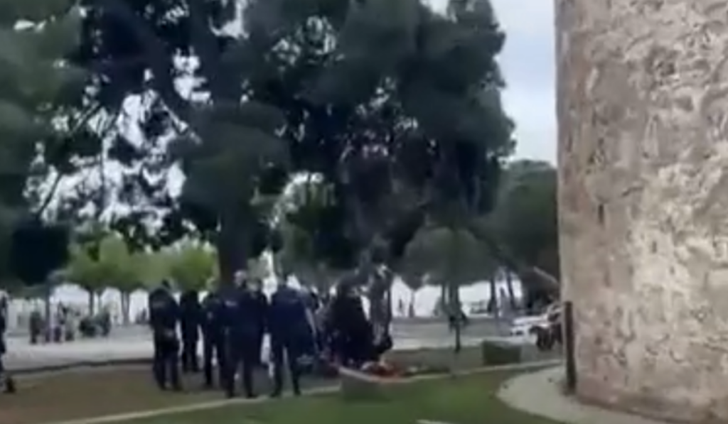 Σοκ στη Θεσσαλονίκη: 40χρονος έπεσε από τον Λευκό Πύργο και σκοτώθηκε -Βίντεο λίγα λεπτά μετά την πτώση του