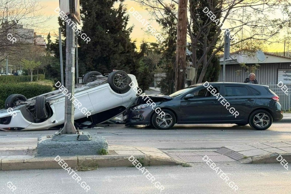Απίστευτο τροχαίο στη Θεσσαλονίκη: ΙΧ ανατράπηκε και προσέκρουσε σε άλλο όχημα – Δεν υπήρξαν τραυματισμοί (pics)