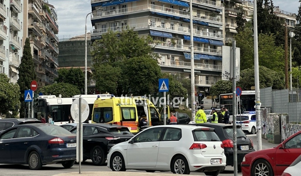 Θεσσαλονίκη: Οδηγός παρέσυρε τροχονόμο που επέβαλε οδικά μέτρα για τη ΔΕΘ – Βίντεο ντοκουμέντο