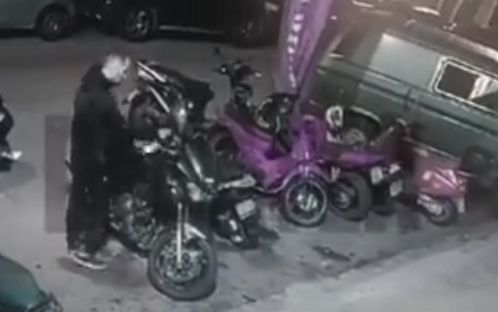 Βόμβες σε Πειραιά και Καλλιθέα: Πως οι δράστες σβήνουν τα δακτυλικά αποτυπώματα από μοτοσυκλέτα