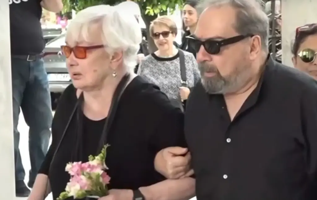 Γιάννης Φέρτης – Συντετριμμένες η Μαρίνα Ψάλτη και η Ξένια Καλογεροπούλου στην κηδεία του ηθοποιού