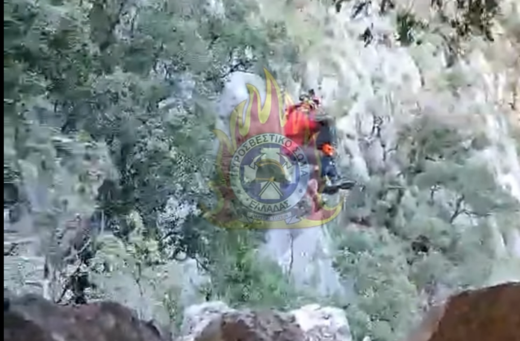 Δελφοί: Συγκλονιστικές προσπάθειες για τον απεγκλωβισμό μιας γυναίκας από απόκρημνο σημείο