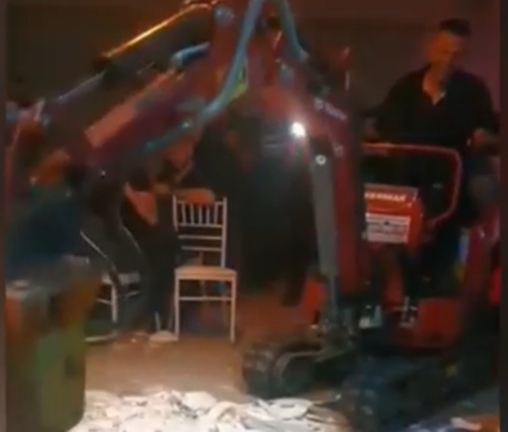Απίστευτο και όμως ελληνικό – Έβαλαν σκαπτικό μηχάνημα να σπάσει πιάτα στη Σύρο
