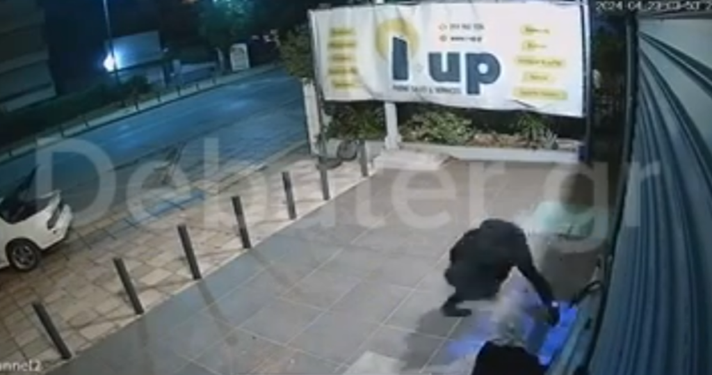 Ντοκουμέντο DEBATER από την απόπειρα διάρρηξης στη Γλυφάδα – Πολίτης πετάει… γλάστρα στους δράστες