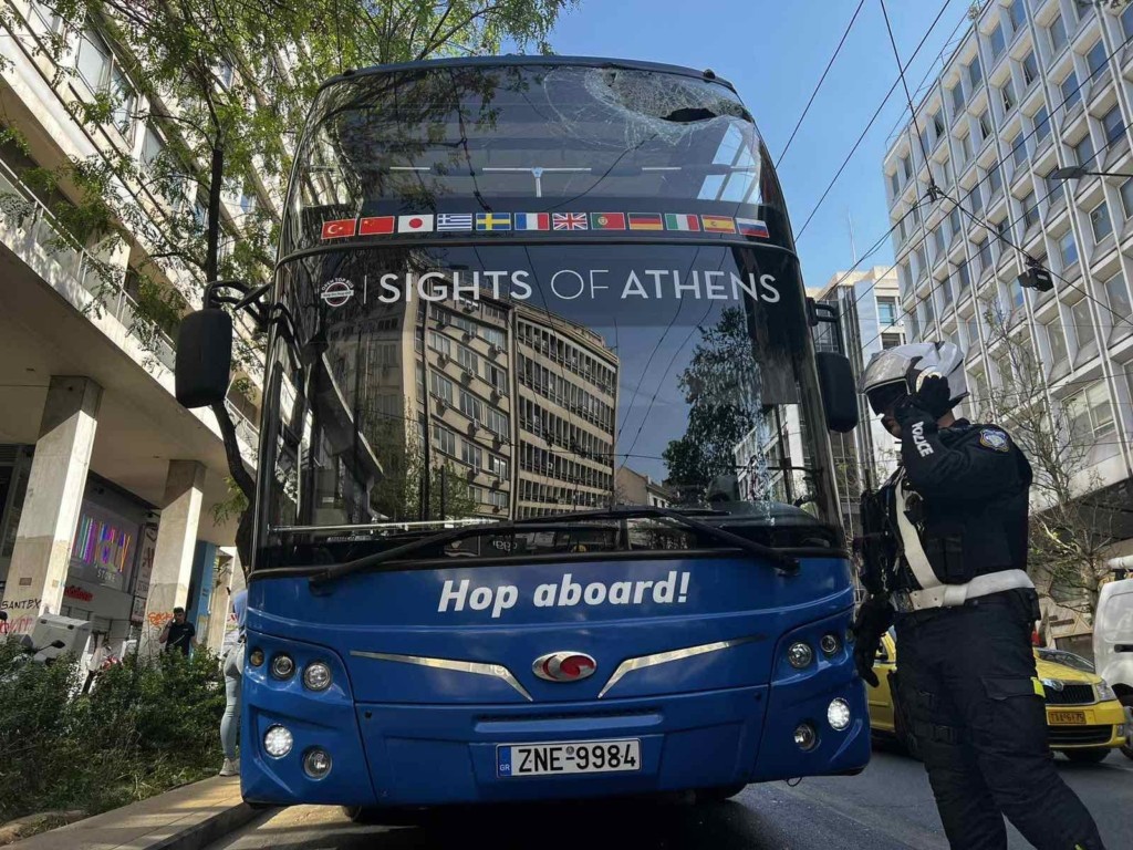 Ατύχημα με διώροφο τουριστικό λεωφορείο στην Πανεπιστημίου – Έξι τραυματίες