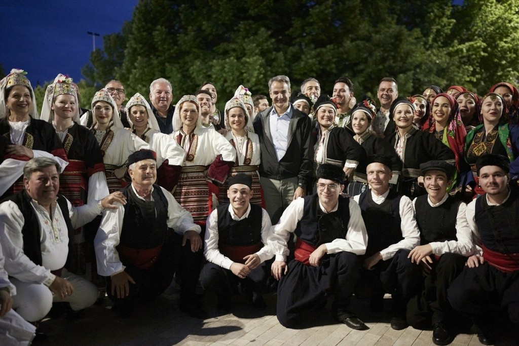 Κυριάκος Μητσοτάκης: Παρακολούθησε παραδοσιακούς χορούς στην πλατεία της Κομοτηνής