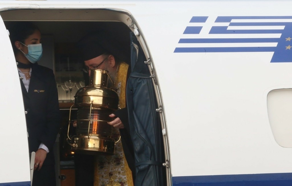 Άγιο Φως: Τι ώρα φτάνει στην Ελλάδα