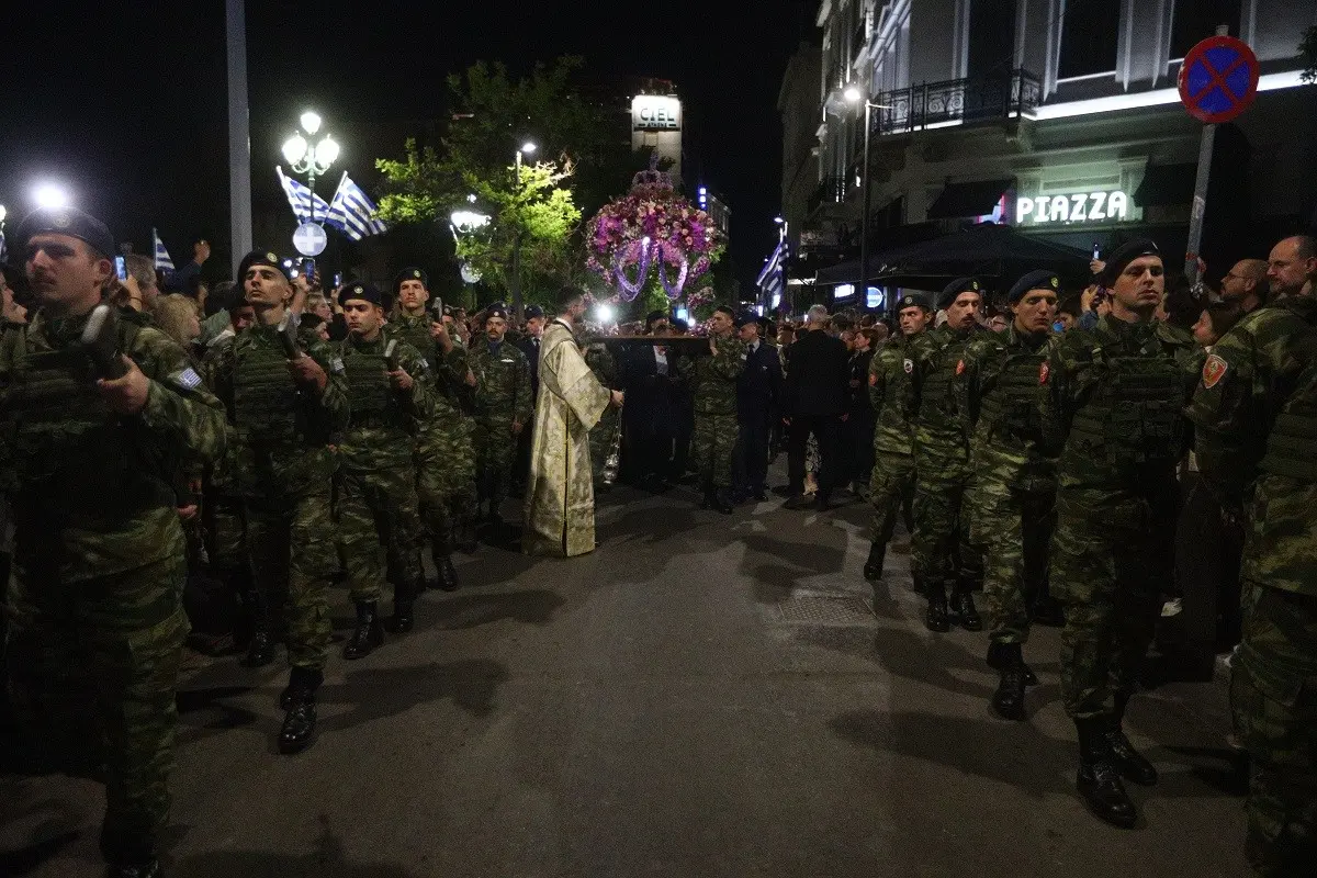Στο Σύνταγμα ο Επιτάφιος της Μητρόπολης Αθηνών – LIVE η περιφορά σε όλη τη χώρα
