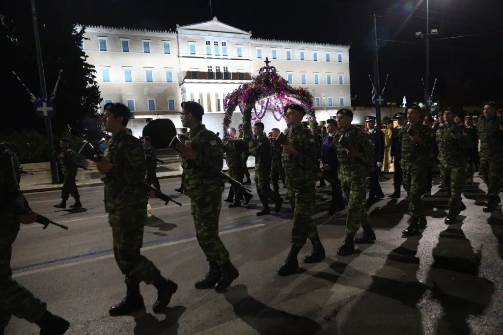 Με κατάνυξη και ευλάβεια η περιφορά του Επιταφίου σε όλη τη χώρα