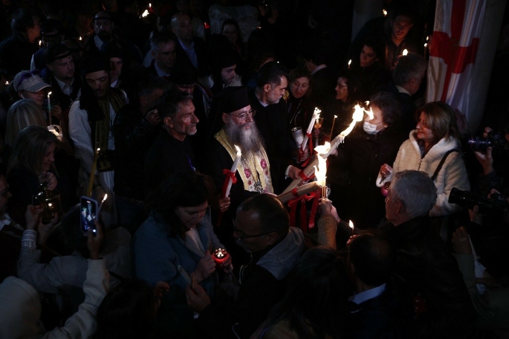 Στο Μετόχι του Πανάγιου Τάφου στην Πλάκα το Άγιο Φως – Μεταφέρθηκε σε όλη την επικράτεια
