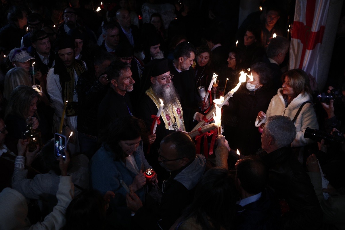 Στο Μετόχι του Πανάγιου Τάφου στην Πλάκα το Άγιο Φως – Μεταφέρθηκε σε όλη την επικράτεια