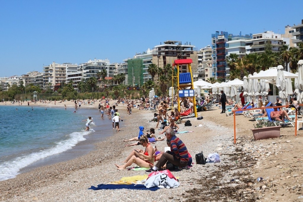 Γέμισε ο Φλοίσβος τη Δευτέρα του Πάσχα – Βουτιές στη θάλασσα και βόλτες στην παραλία