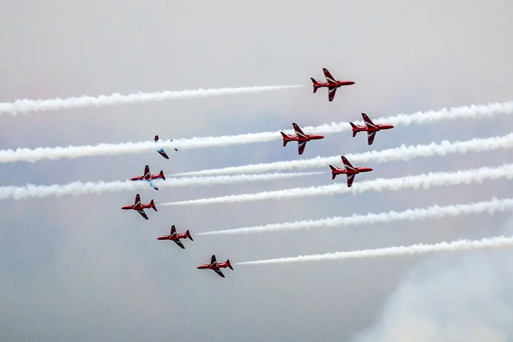 Red Arrows 2024: Εντυπωσιακή επίδειξη από το ακροβατικό σμήνος της Βρετανικής Βασιλικής Αεροπορίας