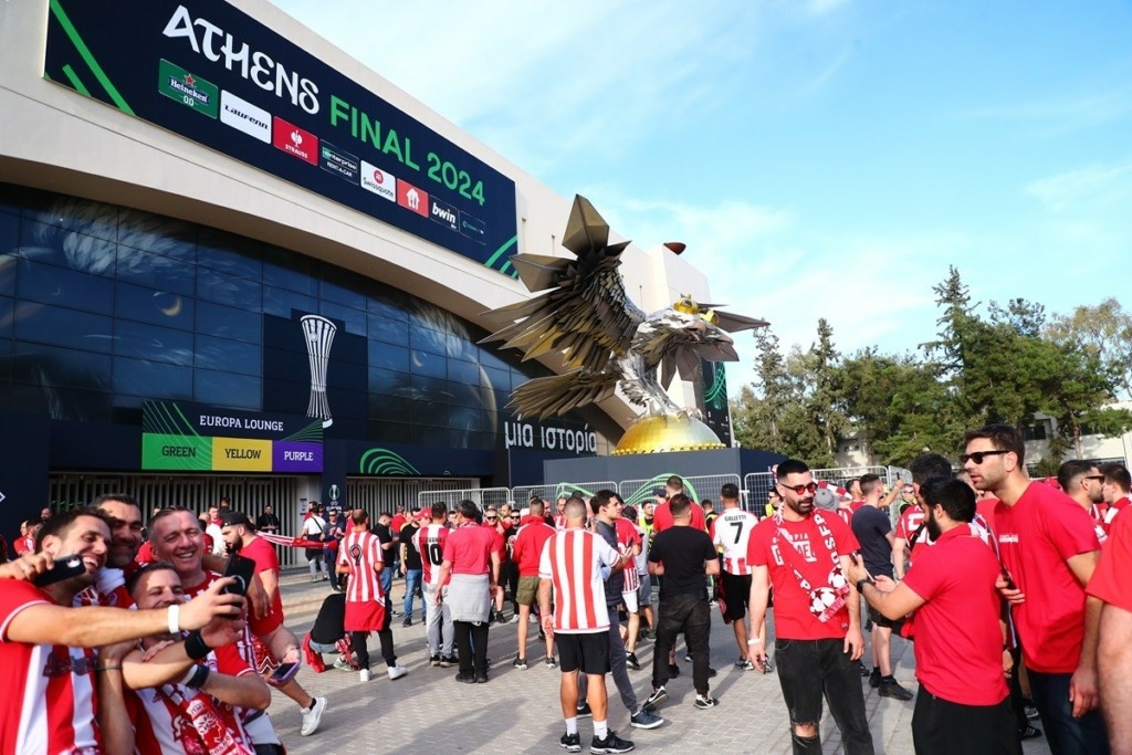 Τελικός Conference League: Γέμισαν αυτοκόλλητα του Ολυμπιακού την AEK Arena οι φίλαθλοι των Πειραιωτών