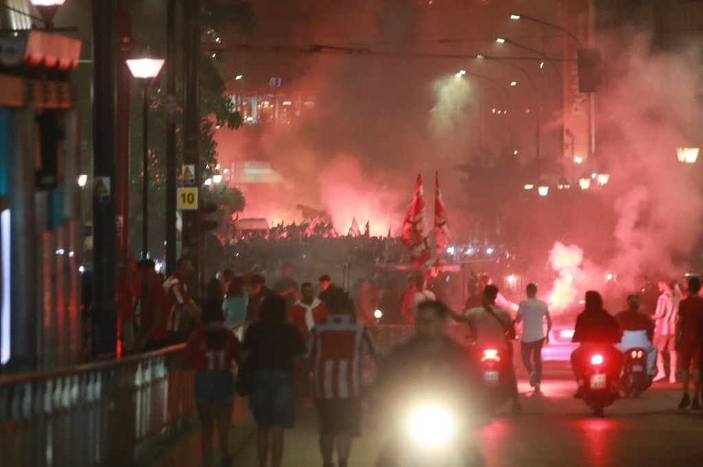 Καίγεται ο Πειραιάς για την κατάκτηση του Conference League από τον Ολυμπιακό
