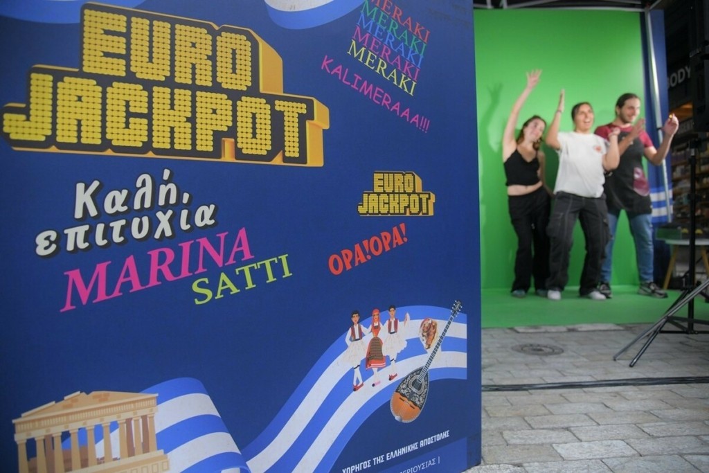 Οι eurofans εύχονται «καλή επιτυχία» στη Μαρίνα Σάττι από το AR video booth by Eurojackpot χορεύοντας το «Zari» στο Σύνταγμα