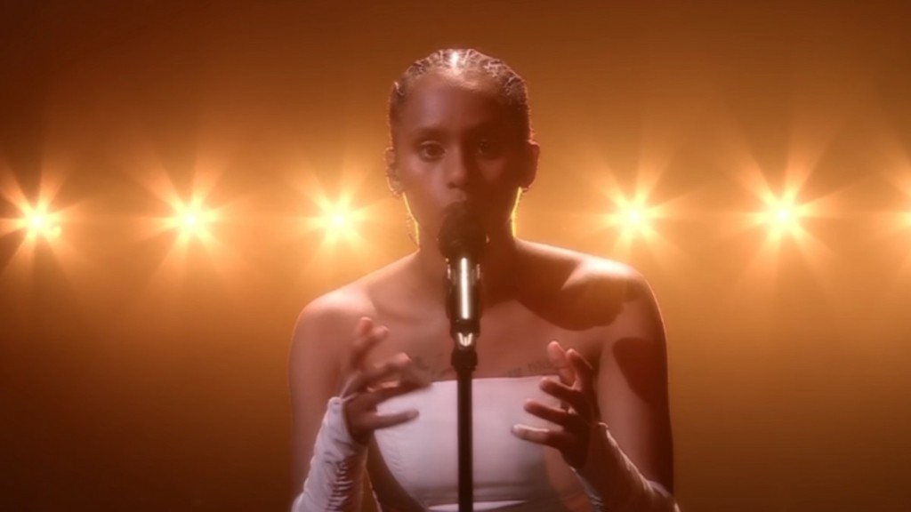 Eurovision 2024 – Δανία: Η Saba με το “Sand” και το total white ρούχο με τις τσέπες γεμάτες άμμο