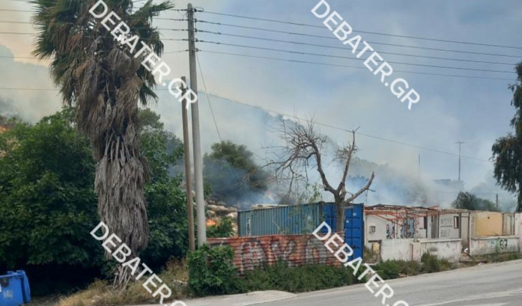Υπό μερικό έλεγχο η φωτιά στη Λεωφόρο Σχιστού στο Πέραμα