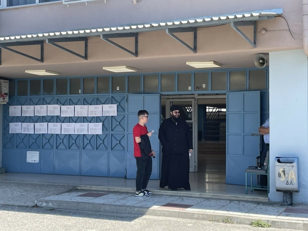 Ιερέας έδωσε πανελλήνιες στη Λάρισα – «Ήταν βατά τα θέματα» (vid)