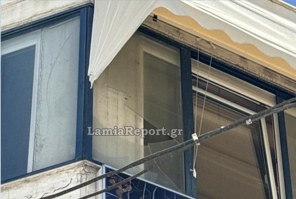Λαμία: Δυνατός αέρας χτύπησε το κέντρο της πόλης – Έσπασαν τζάμια και έπεσαν στο πεζοδρόμιο