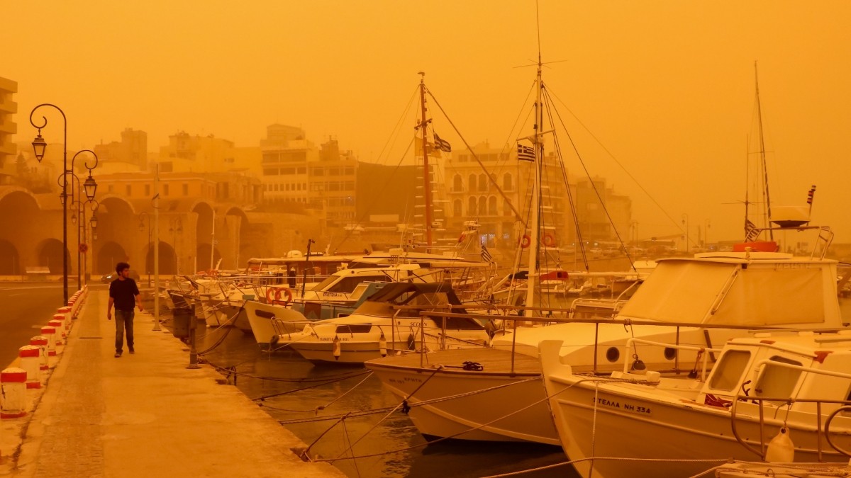 Καιρός: Ξεπέρασε τους 35 βαθμούς Κελσίου η θερμοκρασία στην Κρήτη, η οποία "πνίγεται" από την αφρικανική σκόνη