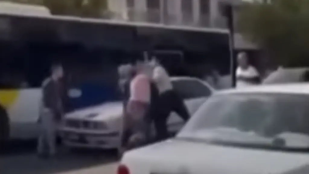 Περιγραφή σοκ για το άγριο επεισόδιο στο Αιγάλεω: «Μπήκε στο αμάξι και ήθελε να πατήσει τον άνδρα μου»