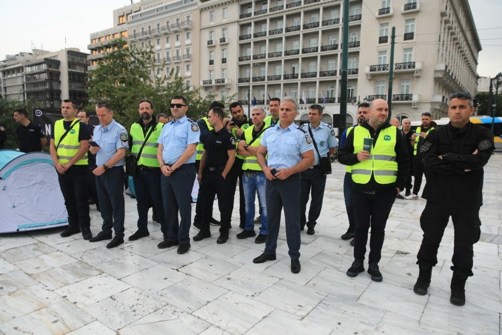 Διαμαρτυρία αστυνομικών στο Σύνταγμα: Έστησαν σκηνές, καταγγέλλουν φτωχοποίηση (vid, pics)
