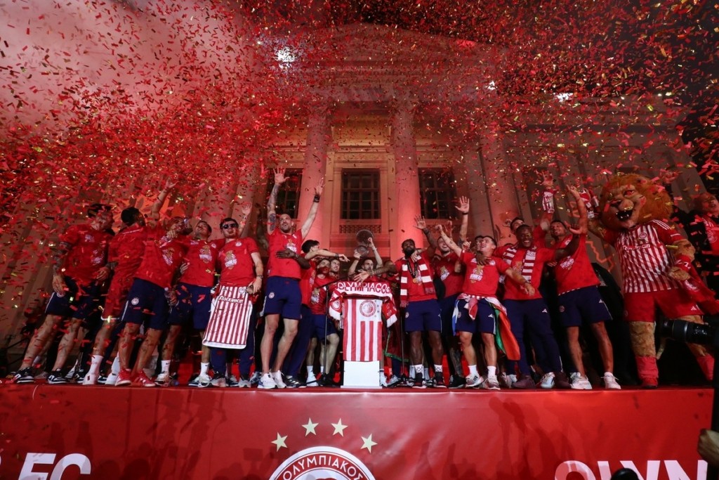 Conference League: Ερυθρόλευκο πάρτι μέχρι το πρωί για τον Κυπελλούχο Ευρώπης Ολυμπιακό -«Κάηκε» όλη η Ελλάδα (vids, pics)