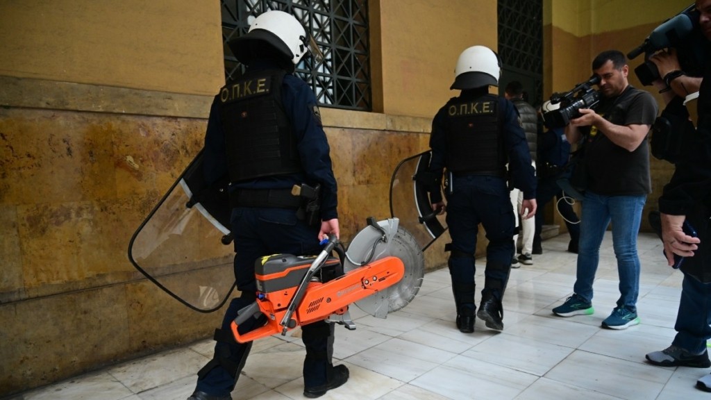 Κατάληψη Νομικής: 28 συλλήψεις μετά την επιχείρηση της ΕΛΑΣ