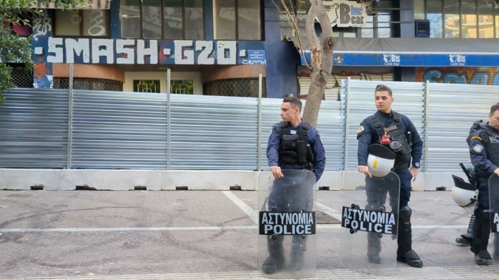 Εξάρχεια: Ξεκίνησε η επέκταση του εργοταξίου του Μετρό – Διαμαρτυρίες και προσαγωγές
