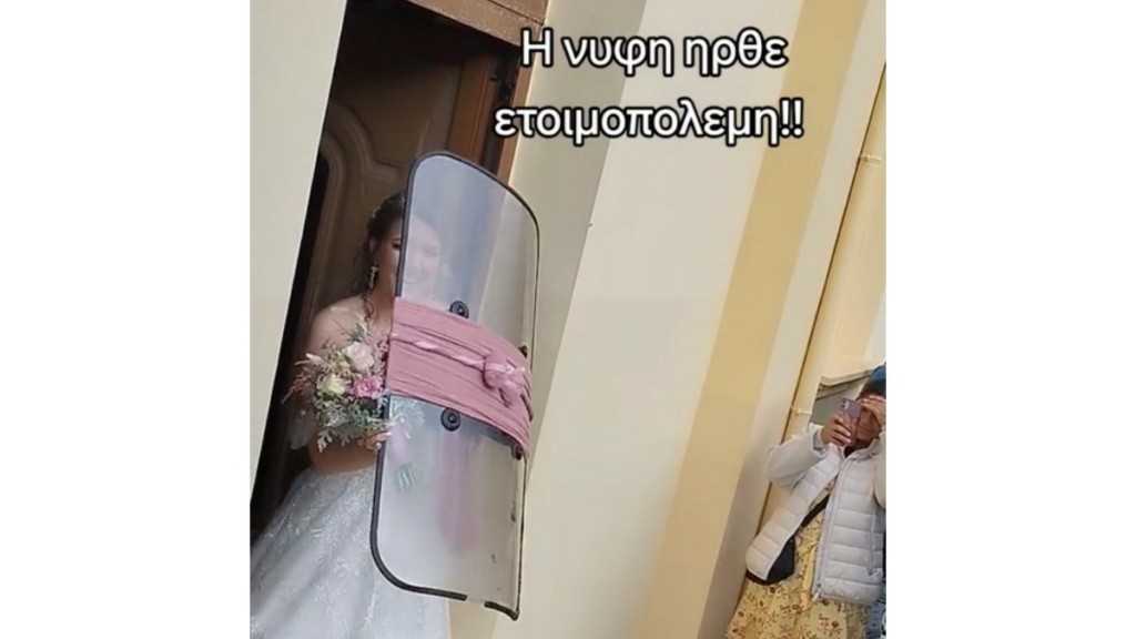 Χανιά: Η κίνηση της νύφης κατά την έξοδο της από την εκκλησία που ξάφνιασε όλους τους καλεσμένους (vid)