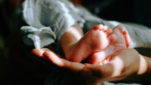Καλιφόρνια: Φρίκη με 31χρονη μπέιμπι σίτερ που “πρόσφερε” κορίτσια ΑμεΑ 3 ετών στον σύντροφο της για να τα κακοποιεί σεξουαλικά