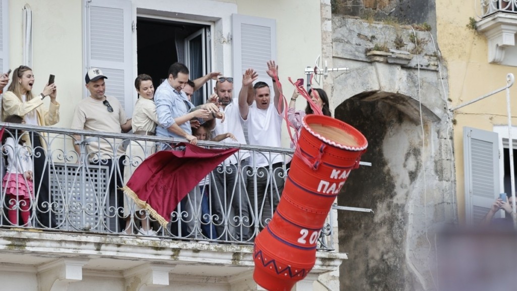 Πάσχα στην Κέρκυρα: Η ρίψη των Μπότιδων υπό τους ήχους των Φιλαρμονικών