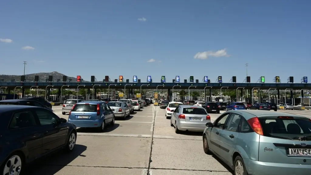 Κορυφώνεται η επιστροφή των εκδρομέων του τριημέρου του Αγίου Πνεύματος – Αυξημένη η κίνηση στην Αθηνών-Κορίνθου