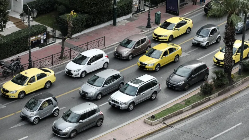 Εκτροπή της κυκλοφορίας στη Λεωφόρο Αθηνών λόγω σύγκρουσης οχημάτων