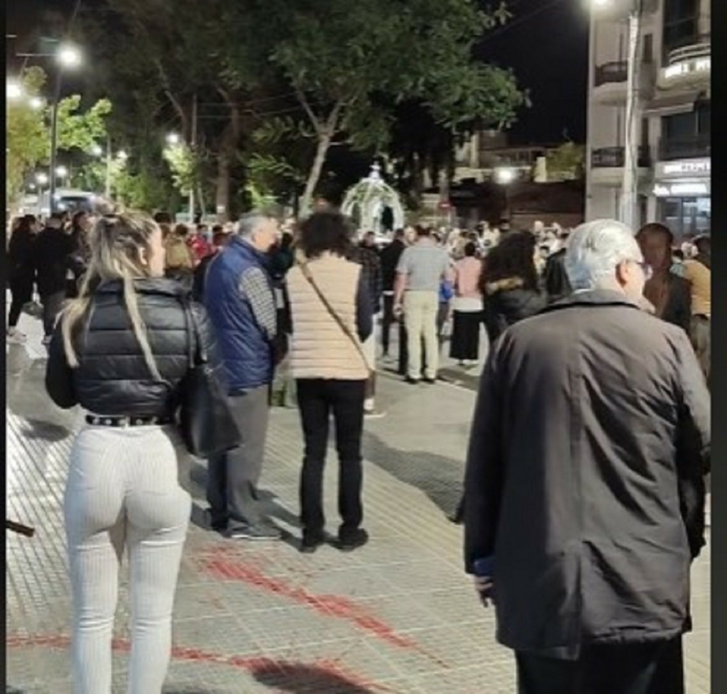 Άγιοι Ανάργυροι: Συγκινητικές στιγμές έξω από το ΑΤ για την δολοφονία της 28χρονης Κυριακής