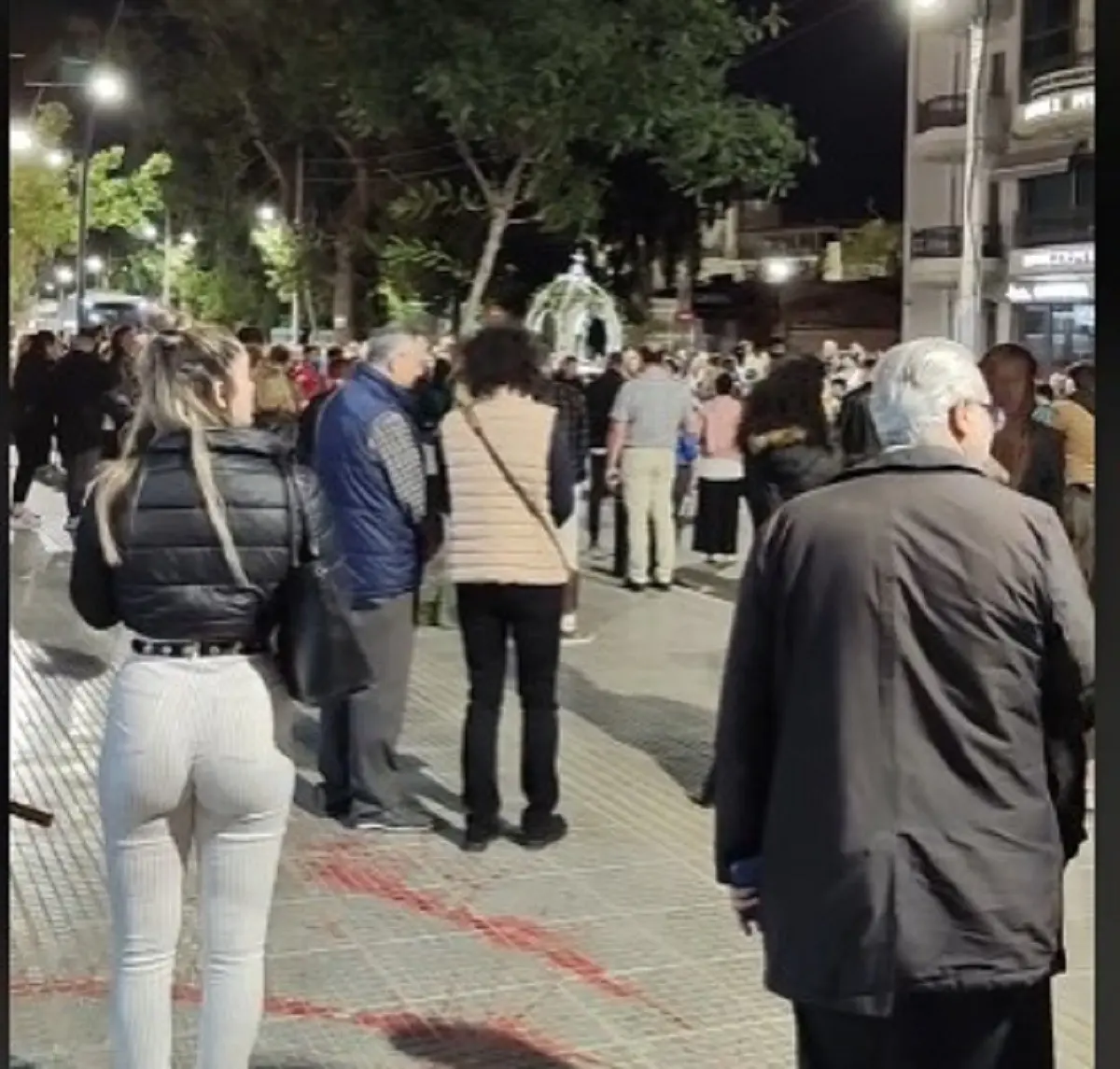 Άγιοι Ανάργυροι: Συγκινητικές στιγμές έξω από το ΑΤ για την δολοφονία της 28χρονης Κυριακής