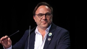 Τέλος από τη ηγεσία του Κόσμου ο Πέτρος Κόκκαλης