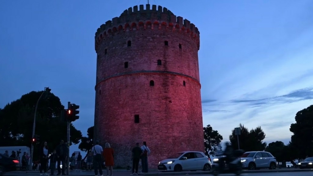 Ο Λευκός Πύργος «ντυμένος» στα κόκκινα! – Δείτε βίντεο
